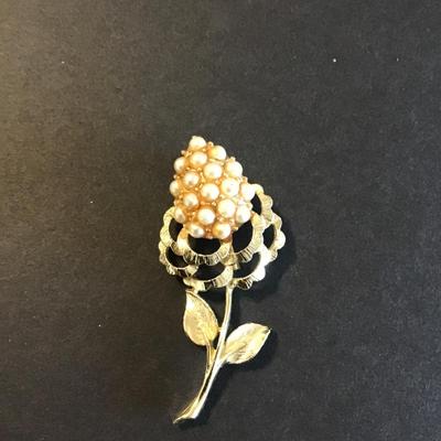 Sale Photo Thumbnail #89: Very nice Vintage gold tone faux pearl cluster brooch please see attached photos