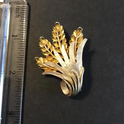 Sale Photo Thumbnail #148: Vintage gold tone Hollywood regency brooch 
Please see attached photos