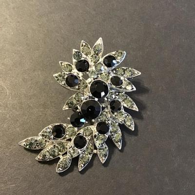 Sale Photo Thumbnail #200: Beautiful Large clear and black Rhinestone filigree flower leaves brooch 
Please see attached photos