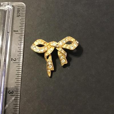 Sale Photo Thumbnail #235: Very nice Vintage gold tone Monet ribbon Brooch please see attached photos