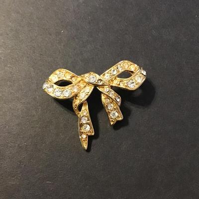 Sale Photo Thumbnail #233: Very nice Vintage gold tone Monet ribbon Brooch please see attached photos