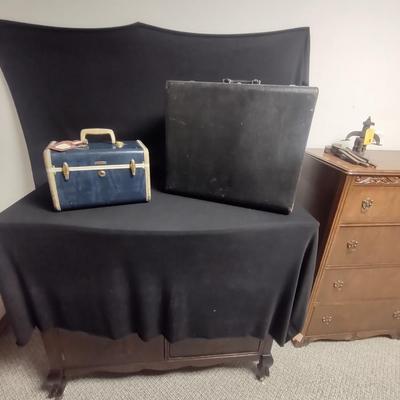 SAMSONITE COSMETIC CASE AND A HARD SIDED VINTAGE SUITCASE