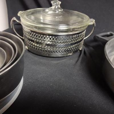 STAINLESS STEEL NESTING BOWLS, CASSEROLE DISH IN SERVER AND COOKWARE