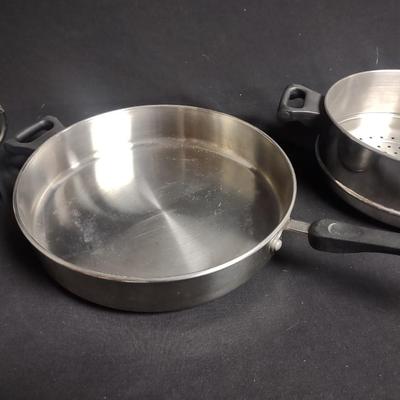 STAINLESS STEEL NESTING BOWLS, CASSEROLE DISH IN SERVER AND COOKWARE