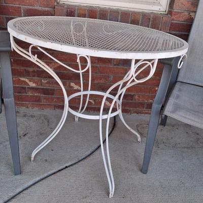 4 PATIO CHAIRS AND A METAL MESH TABLE