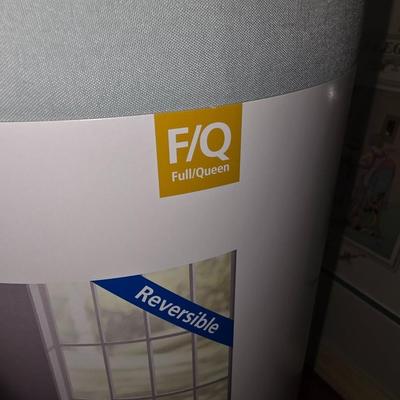 Full/Queen reversible comforter