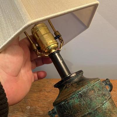 Vintage 1960s L&L Lamp Co. Asian Bronze Vessel Urn Table Lamp & Shade 20”h