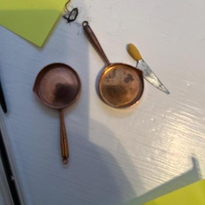 Mini pans and a knife