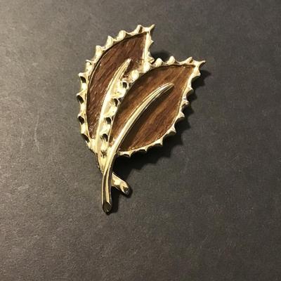 Sale Photo Thumbnail #170: Vintage Sarah Coventry wooded beauty brooch gold tone with wood grain inserts 
Please see attached photos