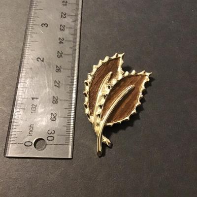Sale Photo Thumbnail #171: Vintage Sarah Coventry wooded beauty brooch gold tone with wood grain inserts 
Please see attached photos
