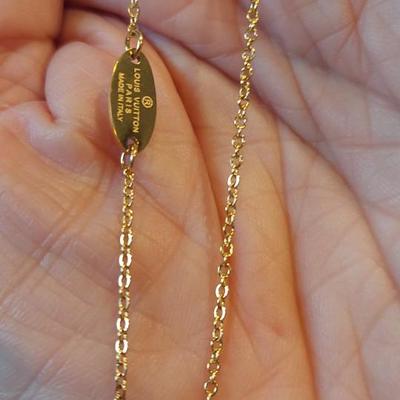 Louis Vuitton essential V model number m61083 necklace