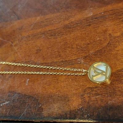 Louis Vuitton essential V model number m61083 necklace