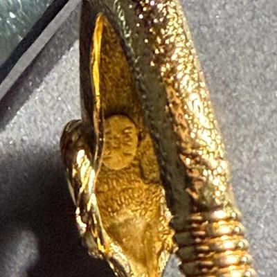 Vintage KJL-Kenneth Jay Lane for Avon Signed Vintage Gold Tone Ram's Head Bracelet Spring Loaded in VG Preowned Condition.