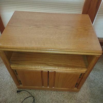 MAGNAVOX PORTABLE STEREO & CASSETTE PLAYER PLUS AN OAK TV STAND