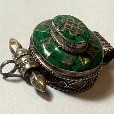 VINTAGE STERLING SILVER MALACHITE SLIDE PENDANT PREOWNED FROM AN ESTATE AS PICTURED.