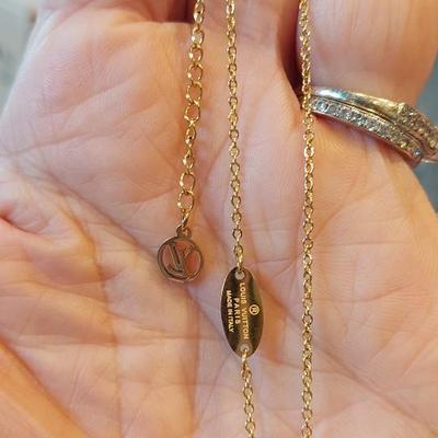 Louis Vuitton essential V model number m61083 necklace