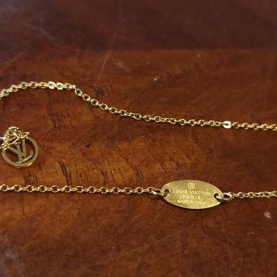 Louis Vuitton essential V model number m61083 necklace