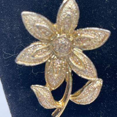 Gerry’s flower pin and slide rose lariat necklace