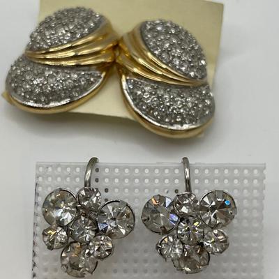 Interesting vintage clip on earrings