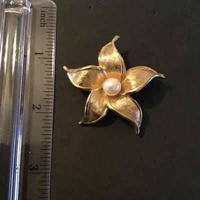 Sale Photo Thumbnail #166: Gorgeous vintage Sarah Coventry faux pearl gold tone flower brooch Please see attached photos
