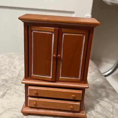 Doll dresser