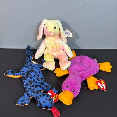 LOT 14: Scooby-Doo 2001 Magic Gumball Machine, Vintage Beanie Babies, Minnie Mouse Flower Hat & More