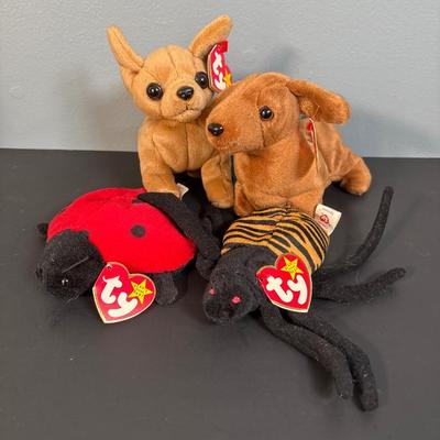 LOT 14: Scooby-Doo 2001 Magic Gumball Machine, Vintage Beanie Babies, Minnie Mouse Flower Hat & More