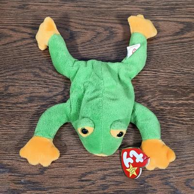 LOT 14: Scooby-Doo 2001 Magic Gumball Machine, Vintage Beanie Babies, Minnie Mouse Flower Hat & More