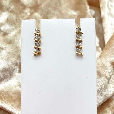 LOT 71: Gold and Clear Stone Dangle Earrings - 14KT, TW 1.00g