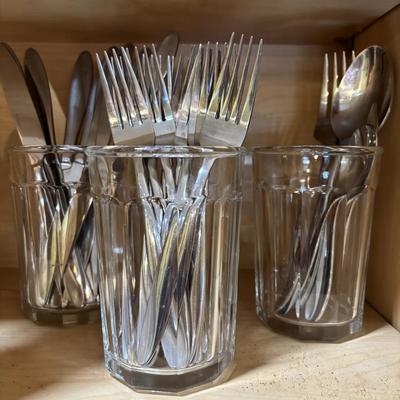 LOT 85: Vintage Corelle Blue Cornflower Soup/Cereal Bowls, Corning Ware Peach Floral Casserole Dishes, Oneida Flatware & More