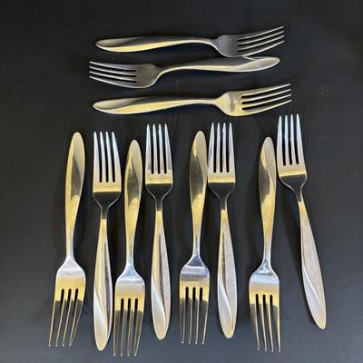 LOT 85: Vintage Corelle Blue Cornflower Soup/Cereal Bowls, Corning Ware Peach Floral Casserole Dishes, Oneida Flatware & More