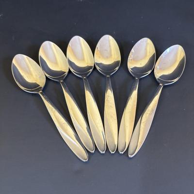 LOT 85: Vintage Corelle Blue Cornflower Soup/Cereal Bowls, Corning Ware Peach Floral Casserole Dishes, Oneida Flatware & More