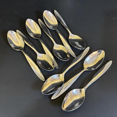 LOT 85: Vintage Corelle Blue Cornflower Soup/Cereal Bowls, Corning Ware Peach Floral Casserole Dishes, Oneida Flatware & More