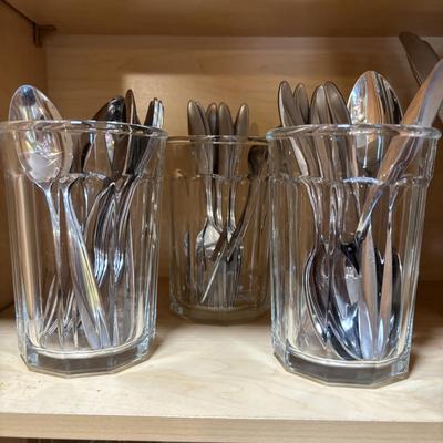 LOT 85: Vintage Corelle Blue Cornflower Soup/Cereal Bowls, Corning Ware Peach Floral Casserole Dishes, Oneida Flatware & More