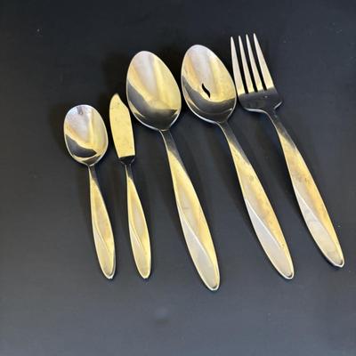 LOT 85: Vintage Corelle Blue Cornflower Soup/Cereal Bowls, Corning Ware Peach Floral Casserole Dishes, Oneida Flatware & More