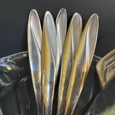 LOT 85: Vintage Corelle Blue Cornflower Soup/Cereal Bowls, Corning Ware Peach Floral Casserole Dishes, Oneida Flatware & More