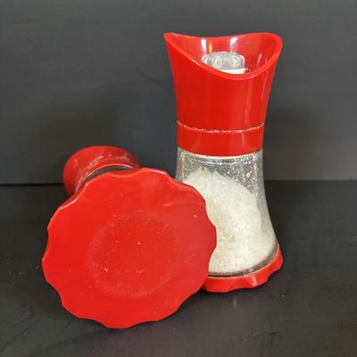 LOT 92: Salt & Pepper Shakers, Kuhn Rikon Spice Grinders, Temptations Grinder, Glasslock Salad Mixer, Kitchen Aid Hand Juicers,...