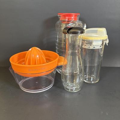 LOT 92: Salt & Pepper Shakers, Kuhn Rikon Spice Grinders, Temptations Grinder, Glasslock Salad Mixer, Kitchen Aid Hand Juicers,...