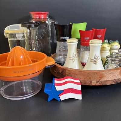 LOT 92: Salt & Pepper Shakers, Kuhn Rikon Spice Grinders, Temptations Grinder, Glasslock Salad Mixer, Kitchen Aid Hand Juicers,...