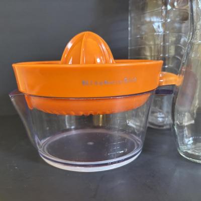 LOT 92: Salt & Pepper Shakers, Kuhn Rikon Spice Grinders, Temptations Grinder, Glasslock Salad Mixer, Kitchen Aid Hand Juicers,...