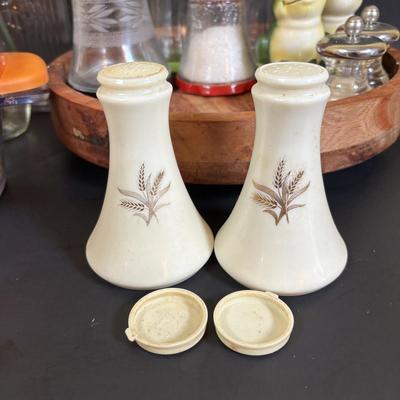 LOT 92: Salt & Pepper Shakers, Kuhn Rikon Spice Grinders, Temptations Grinder, Glasslock Salad Mixer, Kitchen Aid Hand Juicers,...