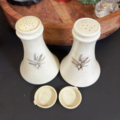 LOT 92: Salt & Pepper Shakers, Kuhn Rikon Spice Grinders, Temptations Grinder, Glasslock Salad Mixer, Kitchen Aid Hand Juicers,...