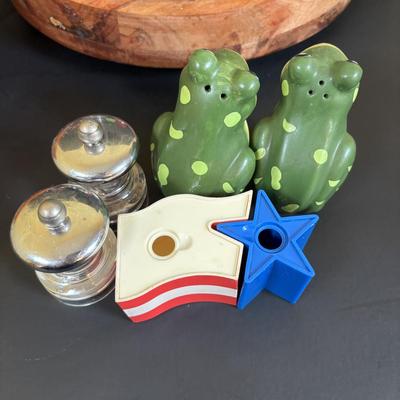 LOT 92: Salt & Pepper Shakers, Kuhn Rikon Spice Grinders, Temptations Grinder, Glasslock Salad Mixer, Kitchen Aid Hand Juicers,...