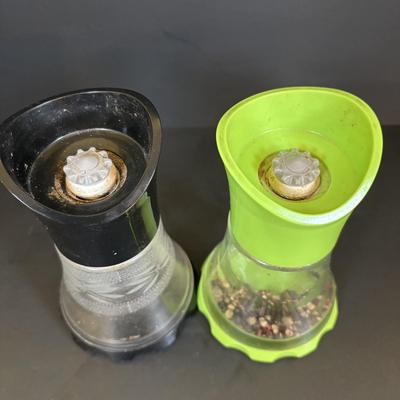 LOT 92: Salt & Pepper Shakers, Kuhn Rikon Spice Grinders, Temptations Grinder, Glasslock Salad Mixer, Kitchen Aid Hand Juicers,...