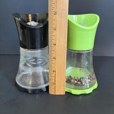 LOT 92: Salt & Pepper Shakers, Kuhn Rikon Spice Grinders, Temptations Grinder, Glasslock Salad Mixer, Kitchen Aid Hand Juicers,...