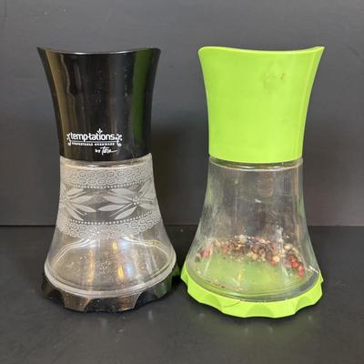 LOT 92: Salt & Pepper Shakers, Kuhn Rikon Spice Grinders, Temptations Grinder, Glasslock Salad Mixer, Kitchen Aid Hand Juicers,...
