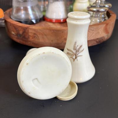 LOT 92: Salt & Pepper Shakers, Kuhn Rikon Spice Grinders, Temptations Grinder, Glasslock Salad Mixer, Kitchen Aid Hand Juicers,...