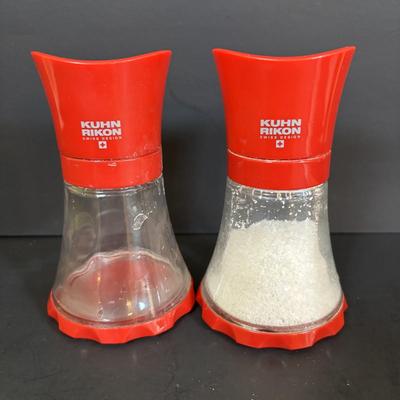 LOT 92: Salt & Pepper Shakers, Kuhn Rikon Spice Grinders, Temptations Grinder, Glasslock Salad Mixer, Kitchen Aid Hand Juicers,...