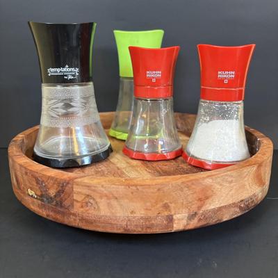 LOT 92: Salt & Pepper Shakers, Kuhn Rikon Spice Grinders, Temptations Grinder, Glasslock Salad Mixer, Kitchen Aid Hand Juicers,...