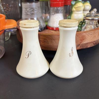 LOT 92: Salt & Pepper Shakers, Kuhn Rikon Spice Grinders, Temptations Grinder, Glasslock Salad Mixer, Kitchen Aid Hand Juicers,...